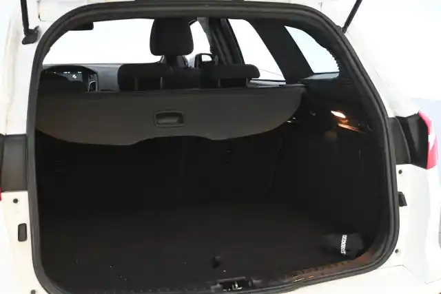 Valkoinen Farmari, Ford Focus – FMX-687