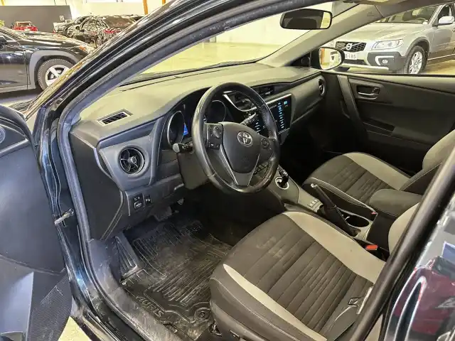 Harmaa Farmari, Toyota Auris – FMX-970