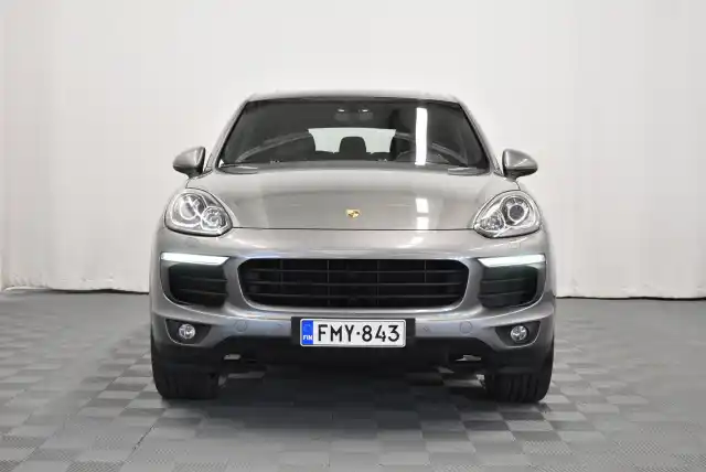 Harmaa Maastoauto, Porsche Cayenne – FMY-843