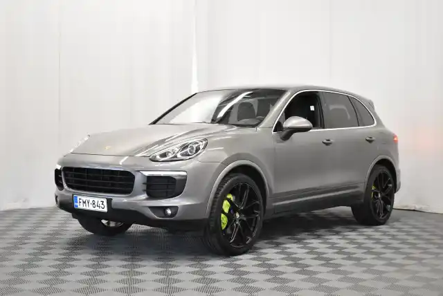 Harmaa Maastoauto, Porsche Cayenne – FMY-843