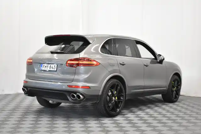 Harmaa Maastoauto, Porsche Cayenne – FMY-843