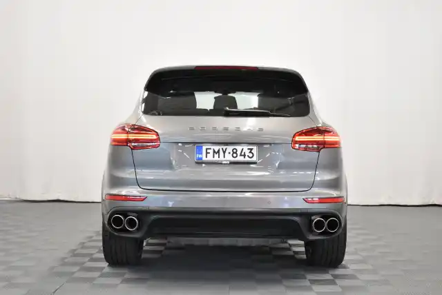 Harmaa Maastoauto, Porsche Cayenne – FMY-843