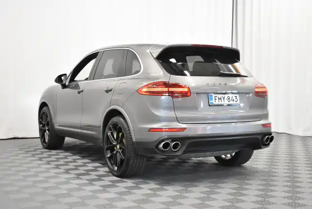 Harmaa Maastoauto, Porsche Cayenne – FMY-843