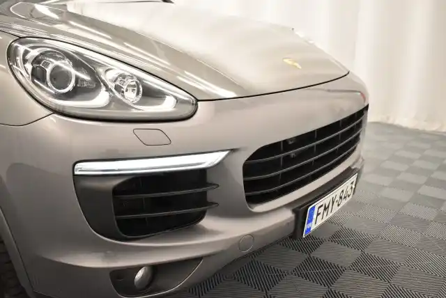 Harmaa Maastoauto, Porsche Cayenne – FMY-843