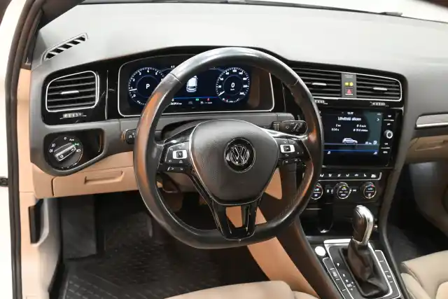 Valkoinen Viistoperä, Volkswagen Golf – FMZ-172