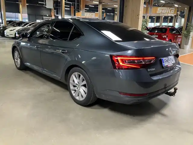 Harmaa Sedan, Skoda Superb – FMZ-241