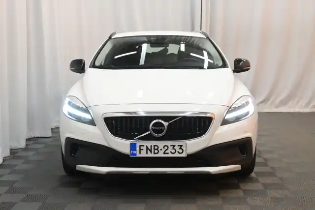 Valkoinen Viistoperä, Volvo V40 Cross Country – FNB-233