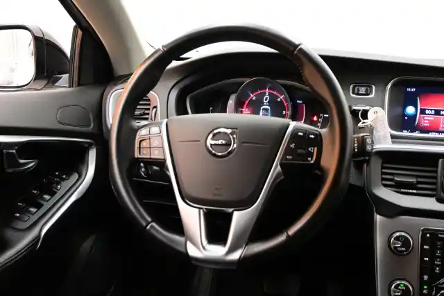 Valkoinen Viistoperä, Volvo V40 Cross Country – FNB-233