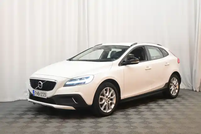 Valkoinen Viistoperä, Volvo V40 Cross Country – FNB-233