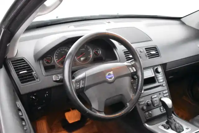 Vihreä Farmari, Volvo XC90 – FNB-551