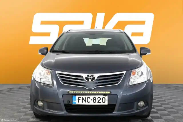 Musta Farmari, Toyota AVENSIS – FNC-820