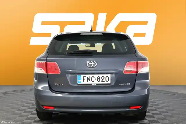 Musta Farmari, Toyota AVENSIS – FNC-820