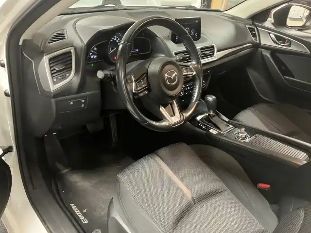 Valkoinen Viistoperä, Mazda 3 – FNE-158