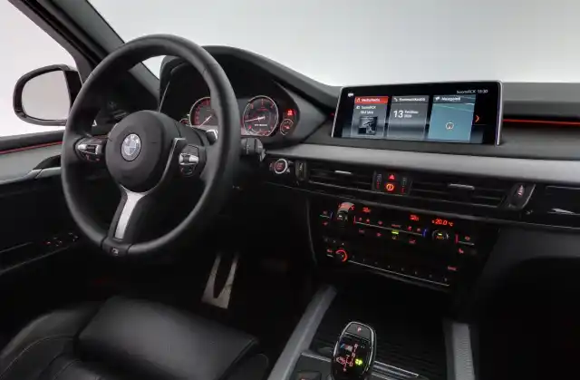 Musta Maastoauto, BMW X5 – FNE-301