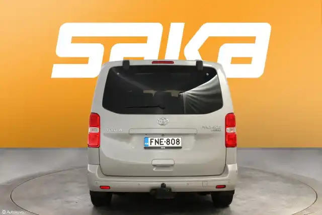 Harmaa Tila-auto, Toyota Proace Verso – FNE-808