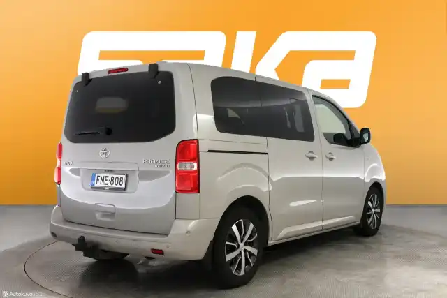 Harmaa Tila-auto, Toyota Proace Verso – FNE-808