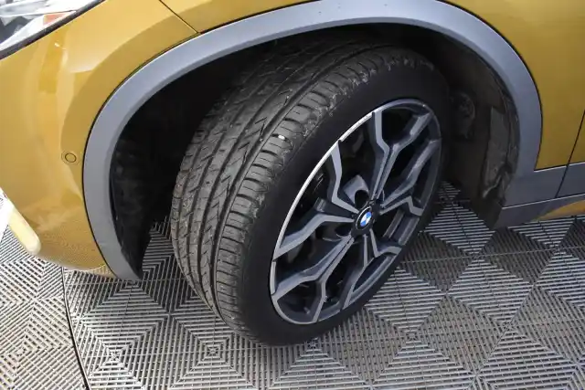 Keltainen Maastoauto, BMW X2 – FNF-883