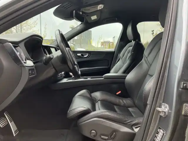 Harmaa Maastoauto, Volvo XC60 – FNH-660
