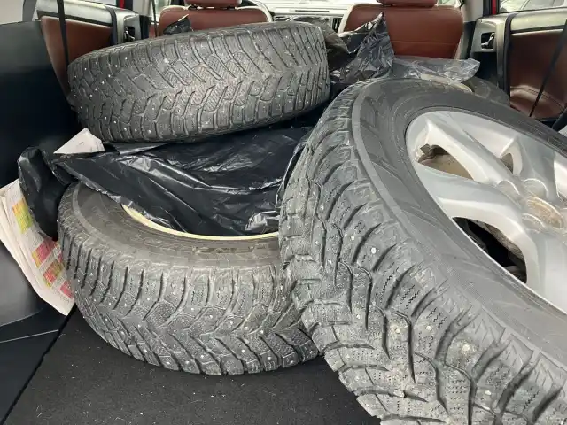 Punainen Tila-auto, Toyota RAV4 – FNI-312