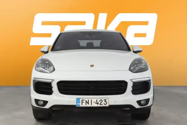 Valkoinen Maastoauto, Porsche Cayenne – FNI-423