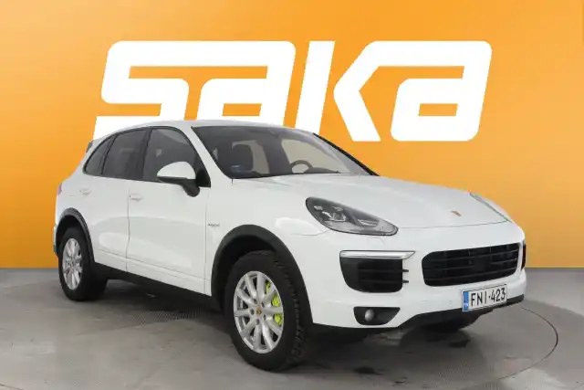 Valkoinen Maastoauto, Porsche Cayenne – FNI-423