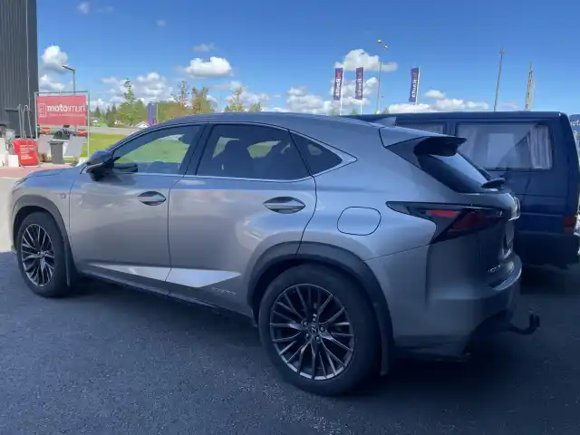 Harmaa Tila-auto, Lexus NX – FNK-744