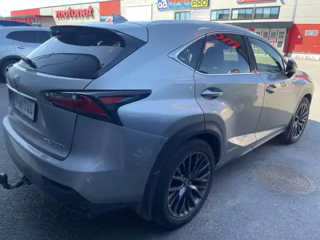 Harmaa Tila-auto, Lexus NX – FNK-744