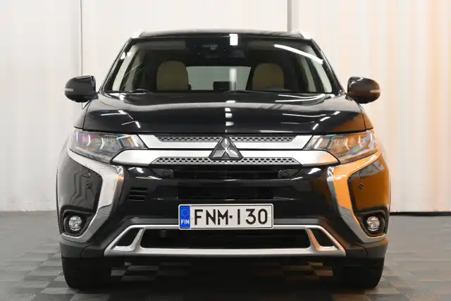 Musta Maastoauto, Mitsubishi Outlander – FNM-130