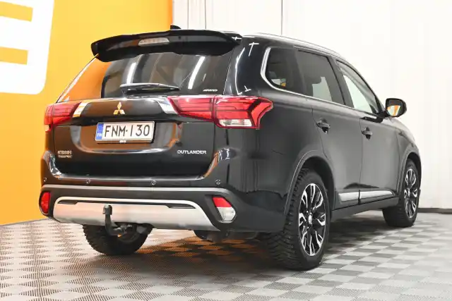 Musta Maastoauto, Mitsubishi Outlander – FNM-130