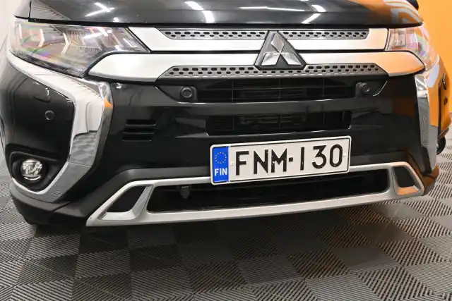 Musta Maastoauto, Mitsubishi Outlander – FNM-130