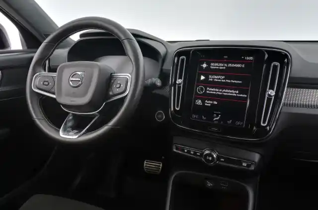 Valkoinen Maastoauto, Volvo XC40 – FNP-915