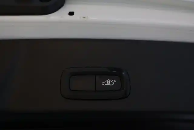 Valkoinen Maastoauto, Volvo XC40 – FNP-915