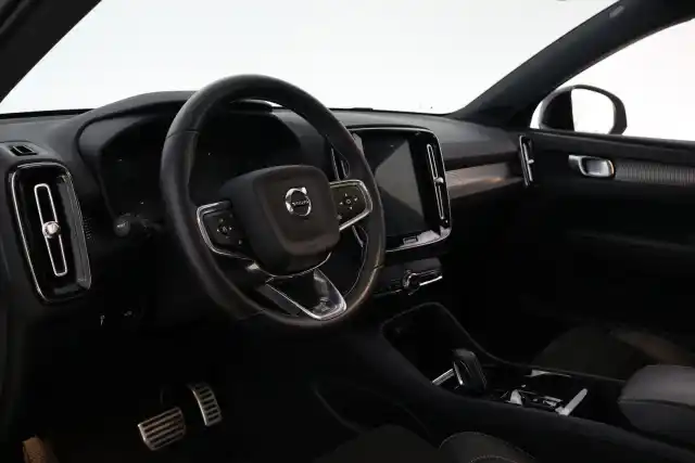 Valkoinen Maastoauto, Volvo XC40 – FNP-915