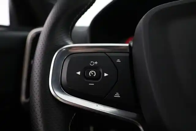Valkoinen Maastoauto, Volvo XC40 – FNP-915