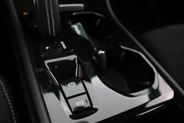 Valkoinen Maastoauto, Volvo XC40 – FNP-915
