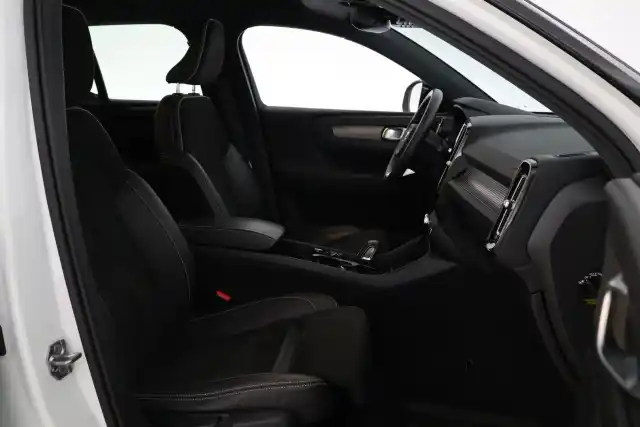 Valkoinen Maastoauto, Volvo XC40 – FNP-915