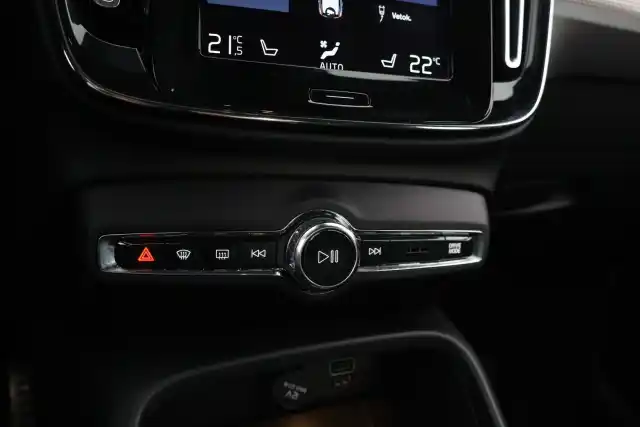 Valkoinen Maastoauto, Volvo XC40 – FNP-915