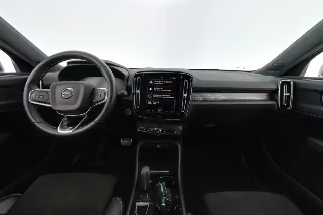 Valkoinen Maastoauto, Volvo XC40 – FNP-915