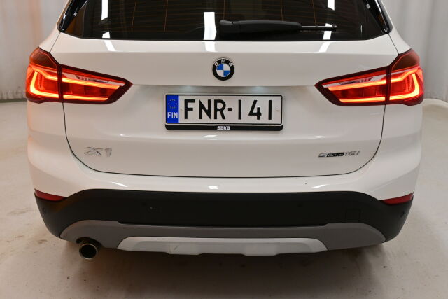 Valkoinen Maastoauto, BMW X1 – FNR-141