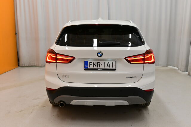 Valkoinen Maastoauto, BMW X1 – FNR-141