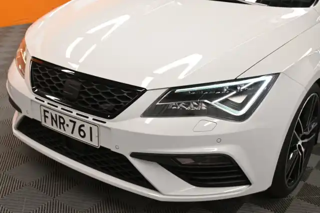 Valkoinen Viistoperä, Seat Leon – FNR-761