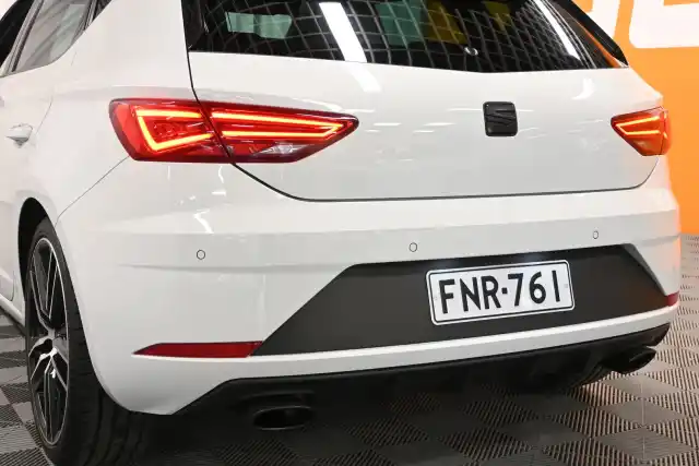 Valkoinen Viistoperä, Seat Leon – FNR-761