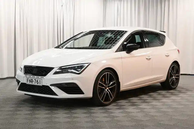 Valkoinen Viistoperä, Seat Leon – FNR-761