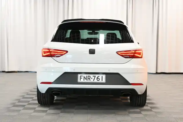 Valkoinen Viistoperä, Seat Leon – FNR-761