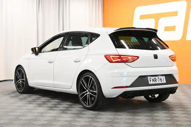 Valkoinen Viistoperä, Seat Leon – FNR-761