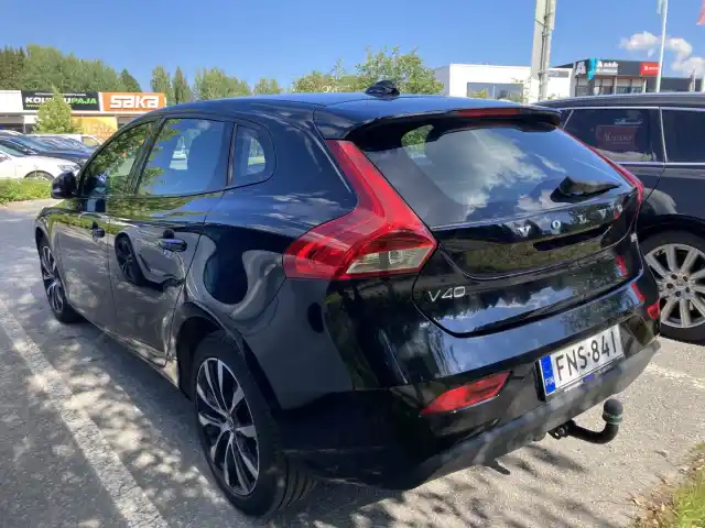 Musta Viistoperä, Volvo V40 – FNS-841