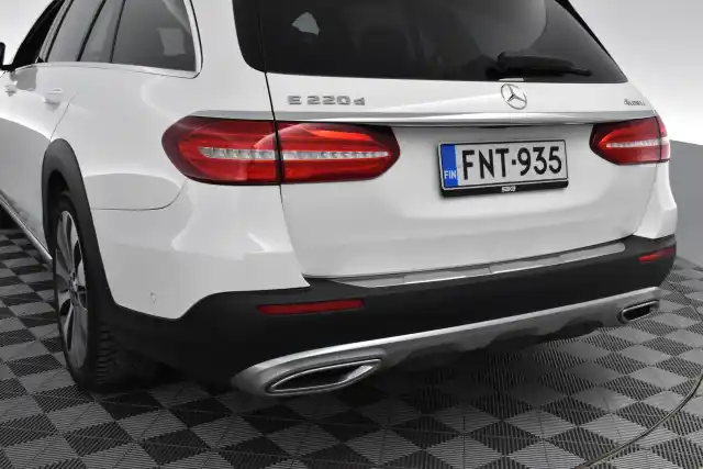 Valkoinen Farmari, Mercedes-Benz E – FNT-935