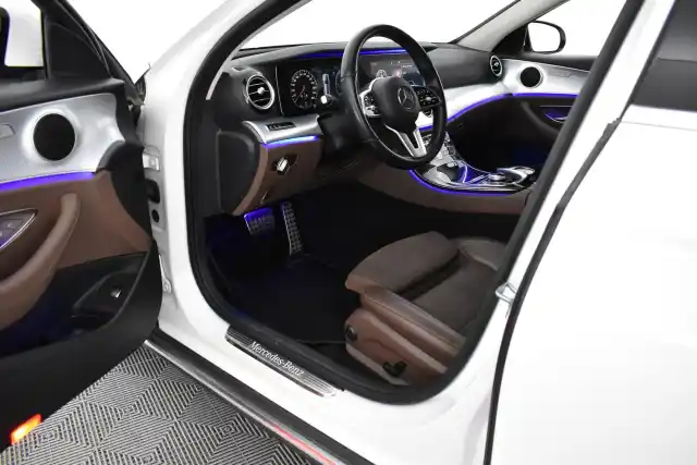 Valkoinen Farmari, Mercedes-Benz E – FNT-935