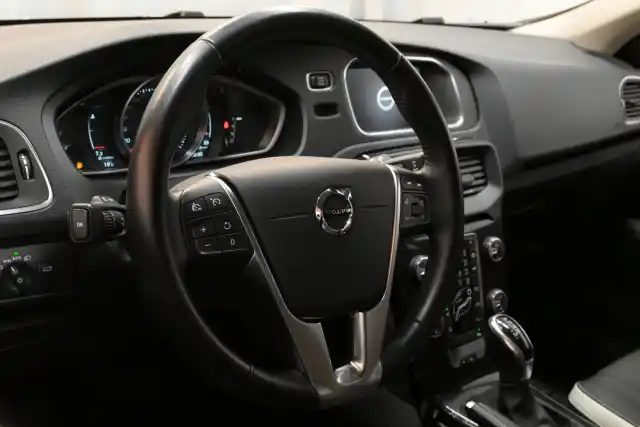 Valkoinen Viistoperä, Volvo V40 – FNV-331