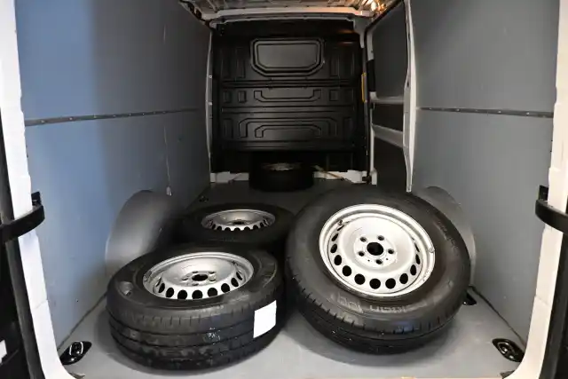 Valkoinen Pakettiauto, Volkswagen Crafter – FNX-739